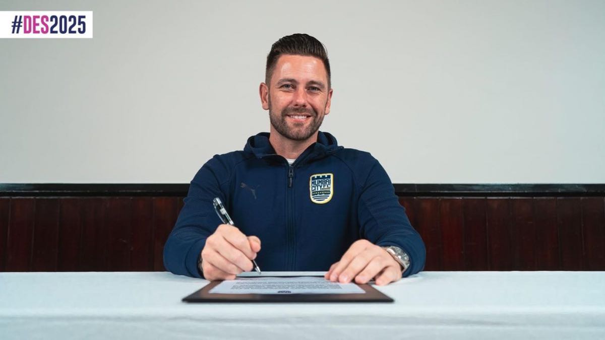 ISL 2022-23: Des Buckingham signs contract extension with Mumbai City FC