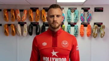 Brentford sign goalkeeper Mark Flekken from Freiburg