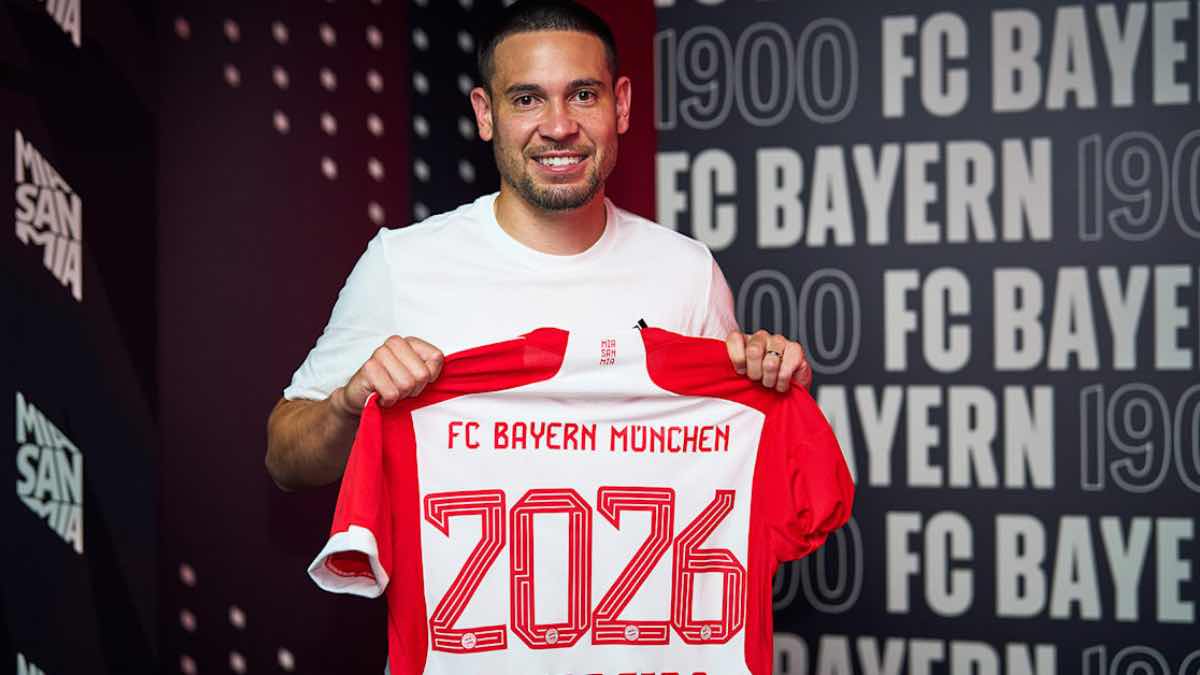 FC Bayern Munich sign Raphaël Guerreiro on a free transfer from Borussia Dortmund